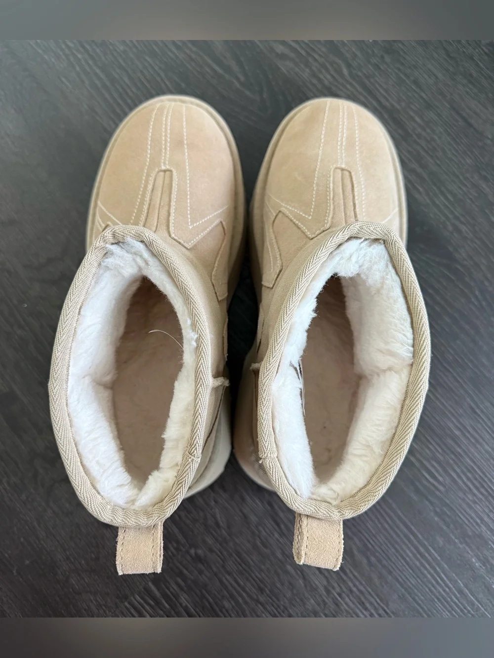 UGG Women's Ultra Mini Heights Sunwave Size US 8